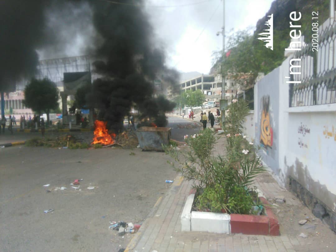 ابناء عدن يتظاهرون من جديد أمام مؤسسة المياه ..ويحرقون الاطارات