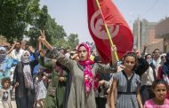 تحليل: ديمقراطية تونس الناشئة ودروس المحنة اللبنانية