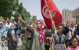 تحليل: ديمقراطية تونس الناشئة ودروس المحنة اللبنانية