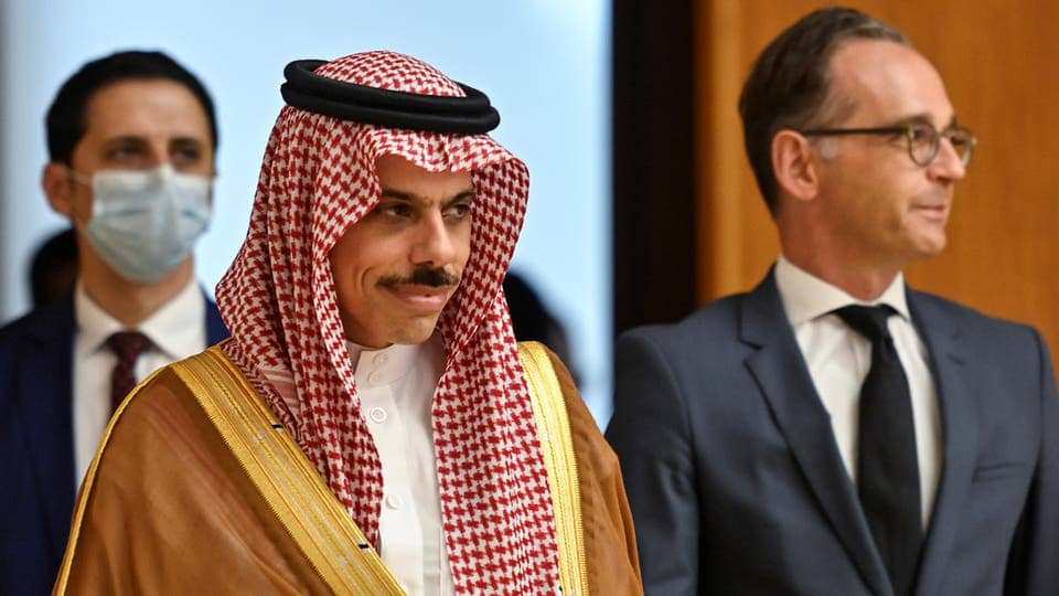 السعودية: ملتزمون بخطة السلام العربية