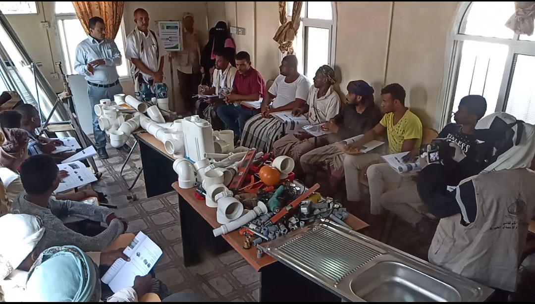 مؤسسة الشوكاني تدشن دورات تدريبية للنازحين بمخيم الرباط في لحج