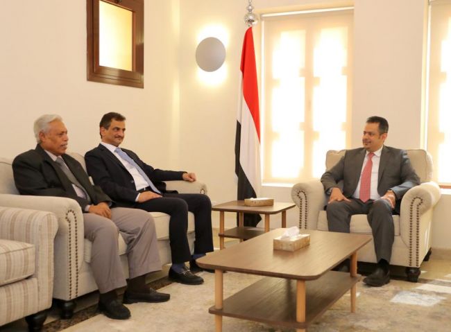 رئيس الوزراء يثني على وضوح الرؤية التي يحملها محافظ عدن