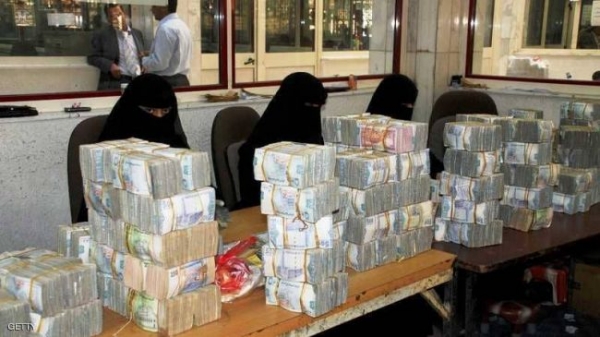 رسوم الحوالات النقدية تثقل كاهل اليمنيين .. من المسؤول عن ذلك؟
