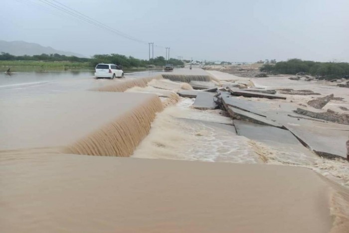 انهيار جزئي لجسر دفيقة بالشحر.. وتوقعات بهطول أمطار غزيرة