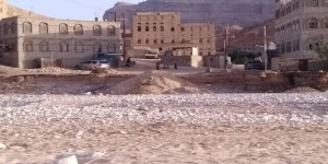 سكان قرية بشبوة يطلقون نداء استغاثة لحمايتهم من السيول.. وانهيار 13 منزلا في عزلة بإب
