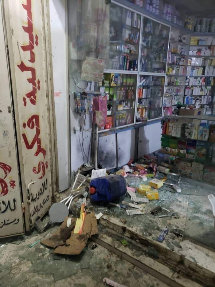 مسلحون يلحقون أضرار بصيدلية شهيرة في محافظة إب
