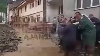 وزير الداخلية التركي يسقط في مجاري السيول ..لقطات محرجة ..فيديو