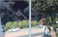 حريق هائل في طريق الجهراء بالكويت