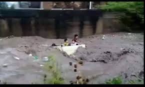 ساعدونا بالبحث عن ثريا ..ولا تحملونا المسئولية ..رسائل مؤثرة لولدي الأطفال الذين جرفهم السيل بإب 