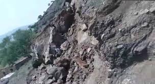 انهيارات صخرية تقطع الطرق في تعز وتهدد بتدمير 62 منزلا