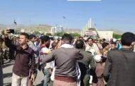 تداعيات مقتل الأغبري تتصاعد : حشود لمواطنين في ميدان السبعين بصنعاء