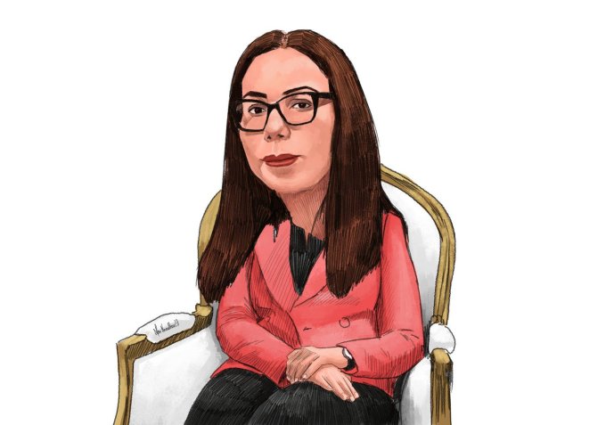 نادية عكاشة مديرة ديوان الرئيس التونسي حضور دائم يثير الجدل