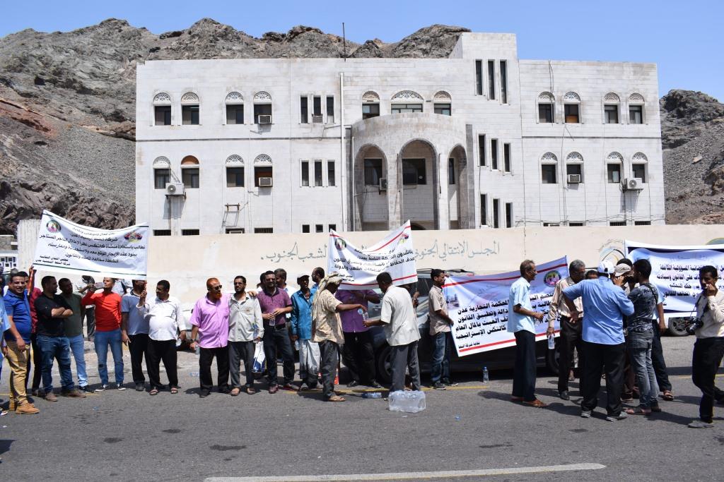 مطالبات بفسخ عقد منشاة كالتكس للتموين البحري بالوقفة الاحتجاجية بعدن