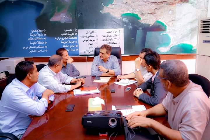 محافظ عدن يناقش القضايا المتعلقة بنشاط وعمل صندوق النظافة والتحسين
