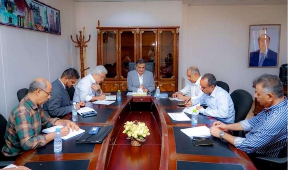 محافظ عدن يعقد أول اجتماع لمدراء مديريات العاصمة المؤقتة الجدد