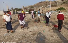 مدير عام البريقة يشارك النشطاء وأبناء المديرية في حملة لتنظيف ساحل فقم