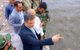 بالفيديو : محافظ عدن يوقف اعمال البسط العشوائي على بحر صيرة