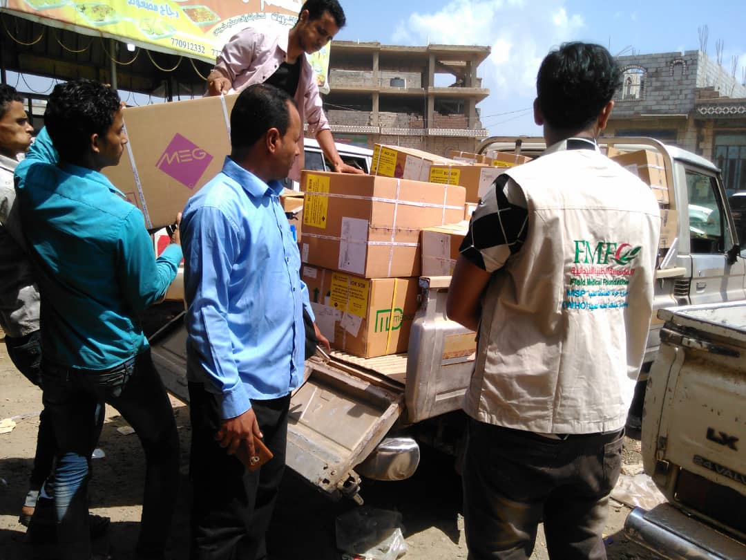 صحة الازارق تسلم كمية من الادوية والمستلزمات الطبية لعدد من الواحدات الصحية 