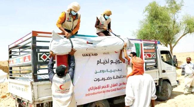 الهلال الأحمر الإمارتي ” يقدم دعمآ للبدو الرحّل في حضرموت