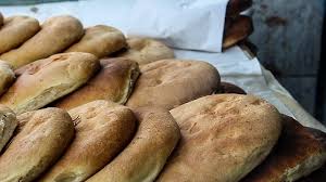 بالفيديو : مخبز في صنعاء يوزع الخبز على روح أمير الكويت