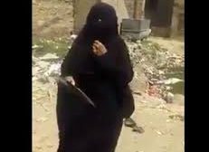 بالفيديو : إمرأة تبكي بحرقة جراء ما حدث لها من مشرف حوثي