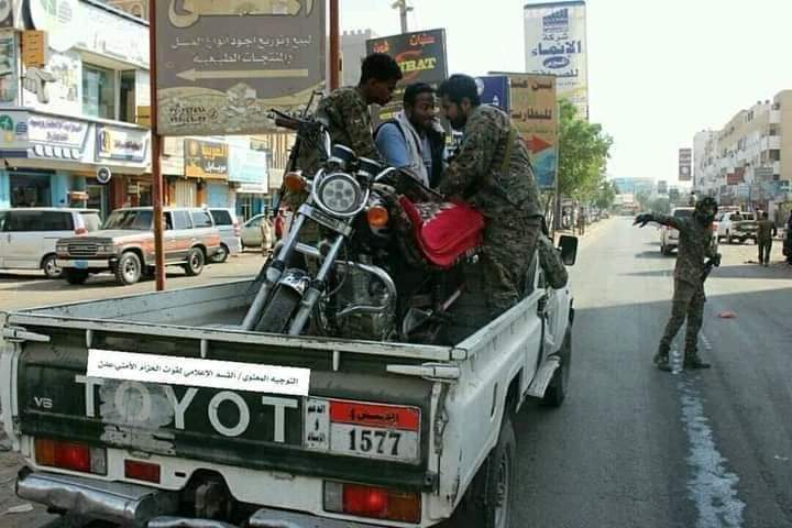 حملة أمنية مستمرة لضبط الدراجات النارية وإتلافها في عدن
