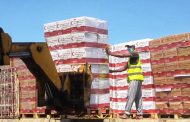 الهلال الأحمر الإماراتي يسير 25 طنا مساعدات غذائية تصل قری الوازعية غرب تعز