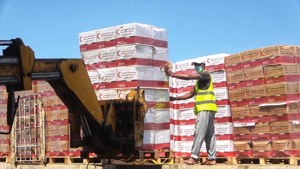 الهلال الأحمر الإماراتي يسير 25 طنا مساعدات غذائية تصل قری الوازعية غرب تعز
