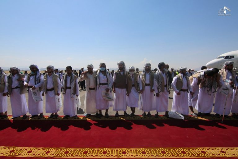 الشرعية تقدم معلومات غير دقيقة لتجنب الفضيحة: الإفراج عن 470 أسير حوثي مقابل 128 مختطف فقط