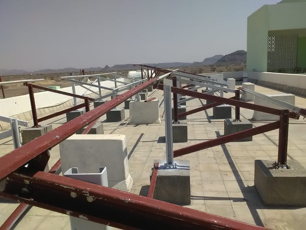 مدارس في مديرية المضاربة بلحج تتسلم منظومة الطاقة الشمسية 