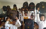 بدعم من منظمة انقاذ مدير تربية الازارق يدشن توزيع الحقيبة المدرسية
