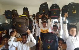 بدعم من منظمة انقاذ مدير تربية الازارق يدشن توزيع الحقيبة المدرسية