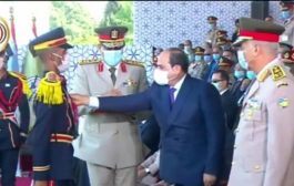 الرئيس المصري ” السيسي ” يكرم ضابط يمني من اوائل خريجي الكلية الحربية