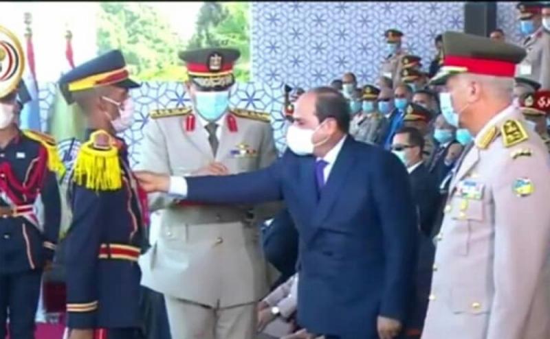 الرئيس المصري ” السيسي ” يكرم ضابط يمني من اوائل خريجي الكلية الحربية