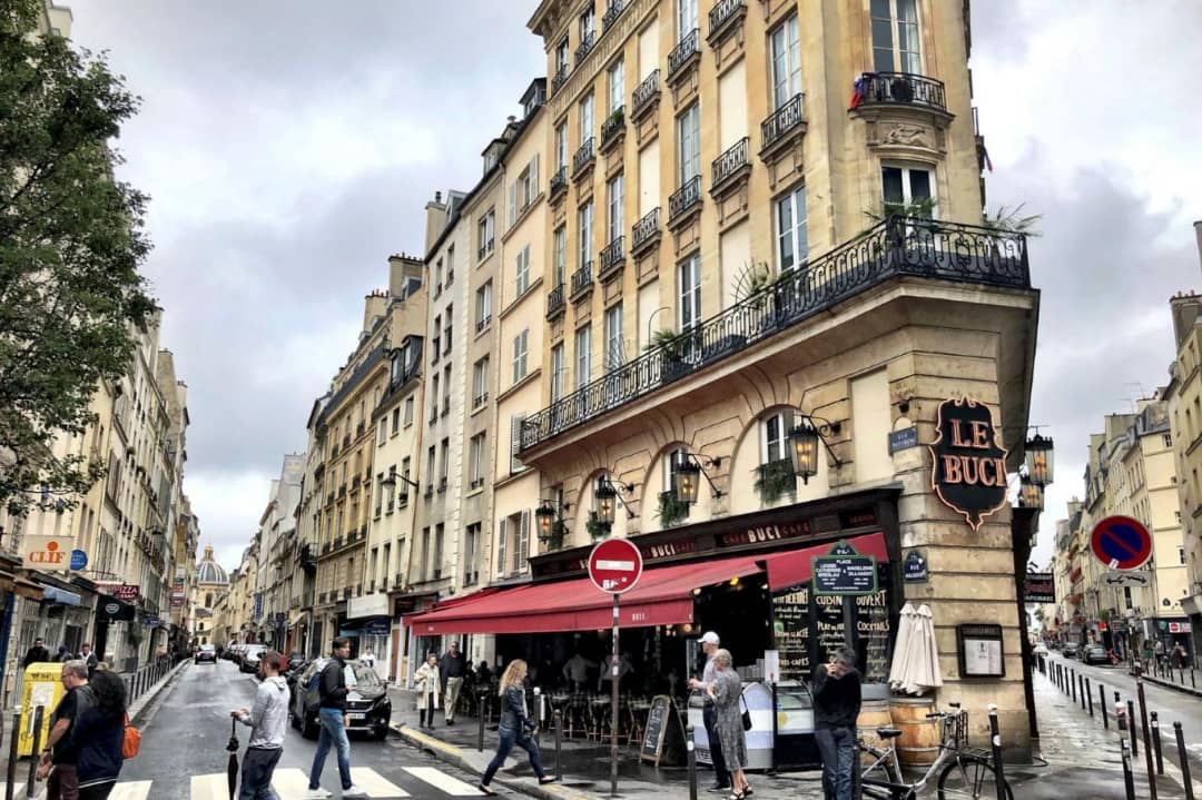 باريس: من مدينة الجن والملائكة إلى مدينة الشياطين والخناجر 