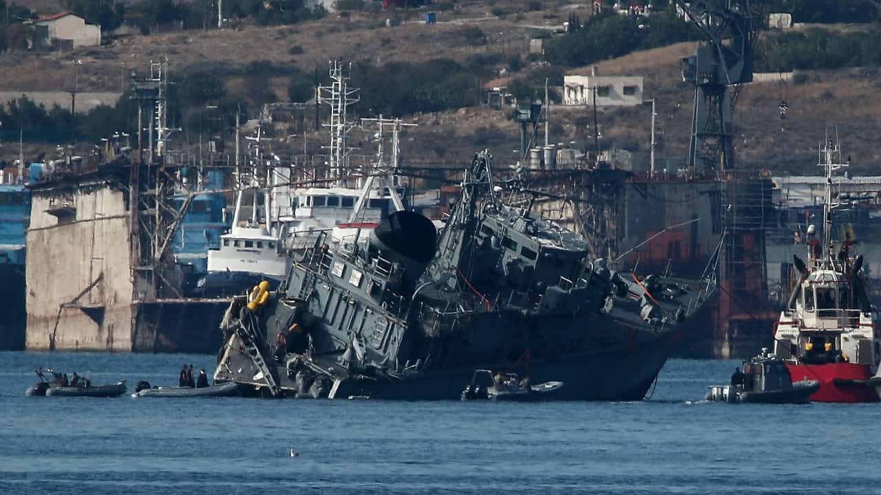 اليونان: تصادم كاسحة ألغام وسفينة حاويات قبالة ميناء بيريوس