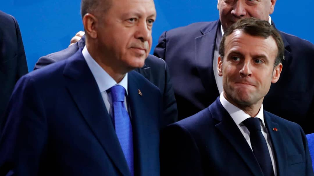 فرنسا تطالب بعقاب تركيا .. وأردوغان يندّد برسم كاريكاتوري