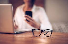 صحة عينيك وكيفية نقلل من ضرر الهواتف عليها ؟