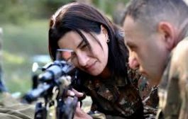 زوجة رئيس وزراء أرمينيا تحمل السلاح لحماية حدود بلادها