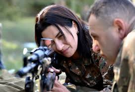زوجة رئيس وزراء أرمينيا تحمل السلاح لحماية حدود بلادها