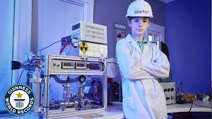 طفل أميركي يبني «مفاعلا نوويا» ويدخل الموسوعة الدولية للأرقام القياسية 