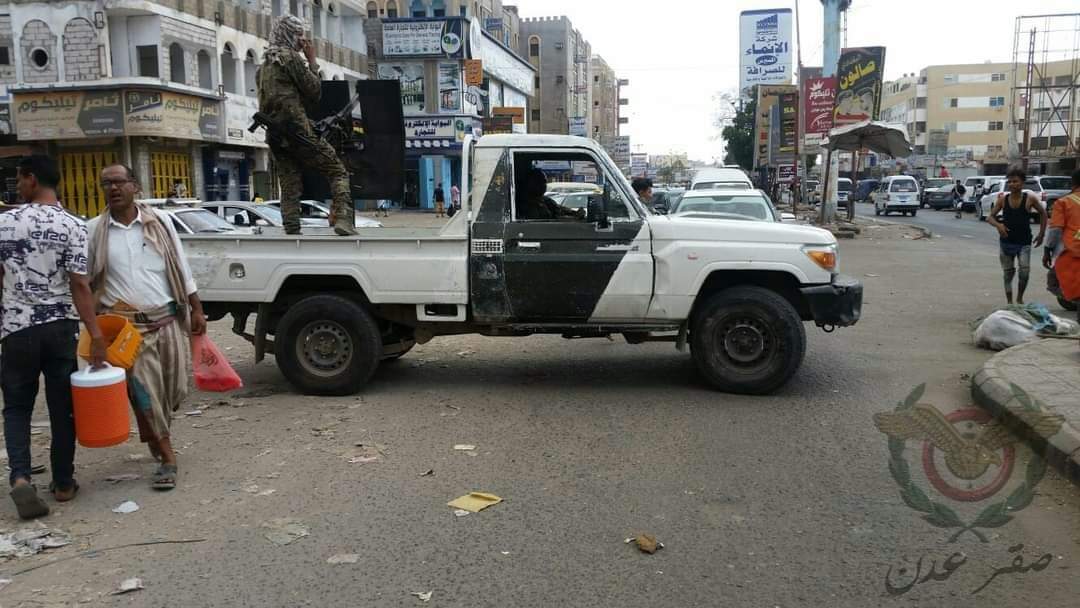 أمن عدن يغلق سوق السلاح بمديرية الشيخ عثمان نهائيا