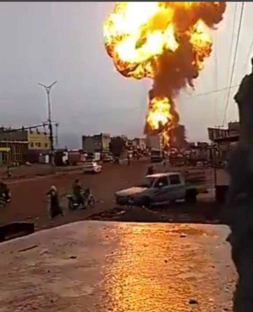 شاهد بالفيديو: الانفجار الهائل بمدينة بأجل بالحديدة ..ووقوع قتلى وجرحى 