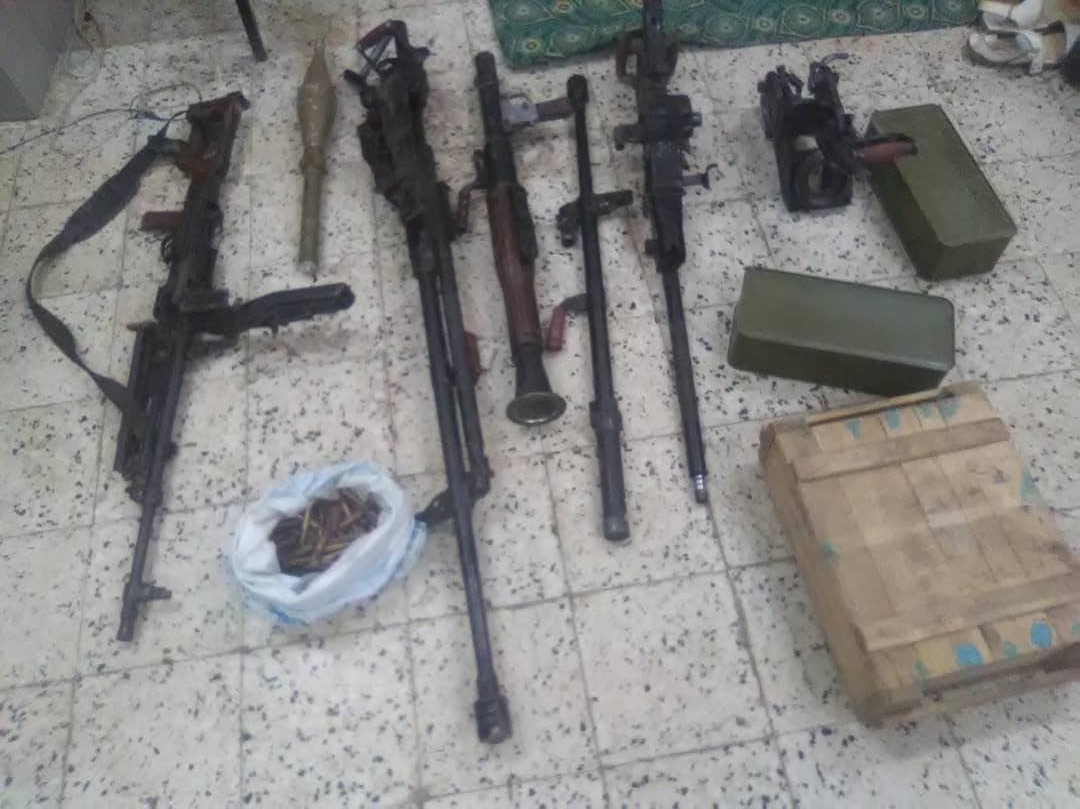 الحزام الأمني في عدن يضبط طقماً عسكرياً على متنه اسلحة وذخائر