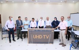 توزيع شاشات تلفزيونية وأجهزة طباعة على مدارس وثانويات مديريتين في عدن