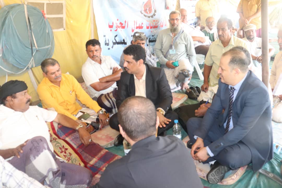 فريق وزارة حقوق الإنسان يزور مخيم المعتصمين العسكريين في عدن