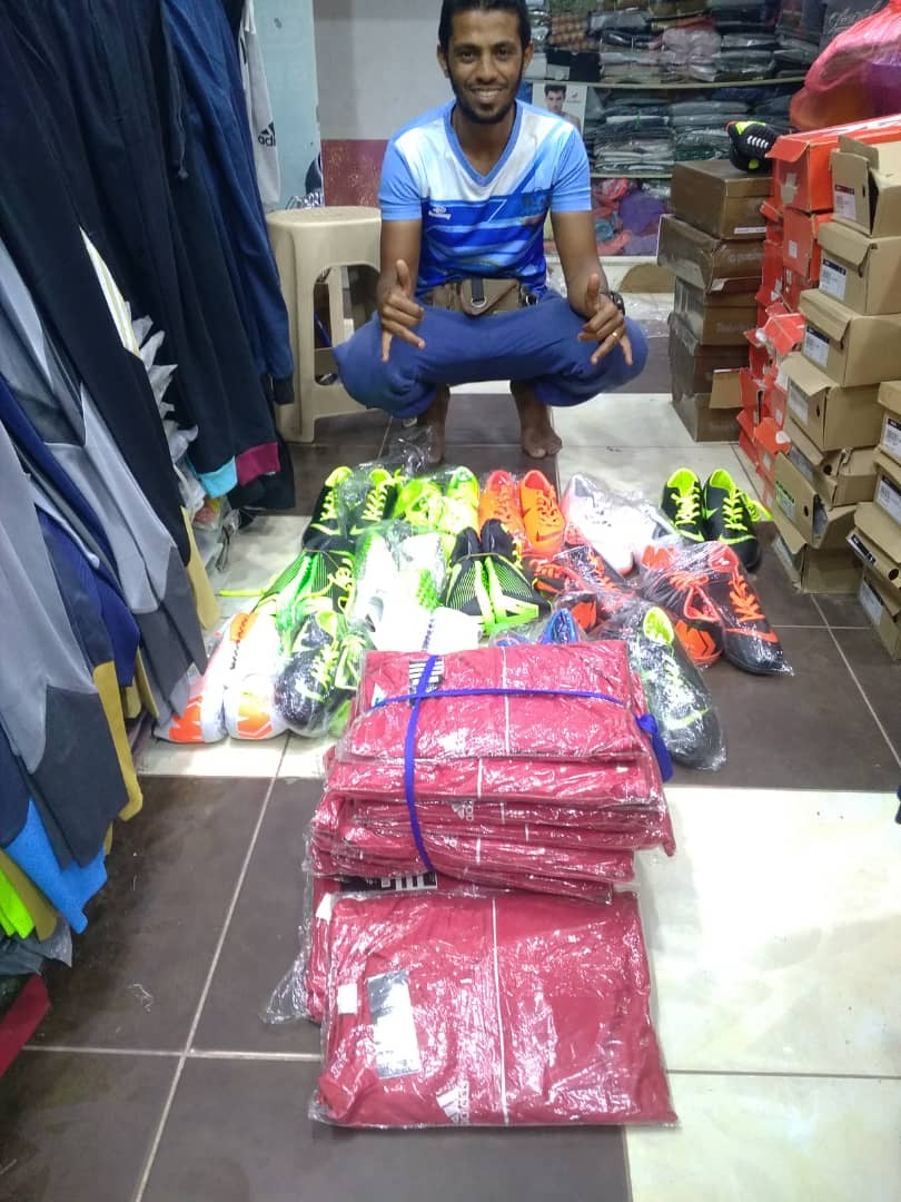 محلي دار سعد يدعم فريق شباب الانجاز بزي رياضي متكامل