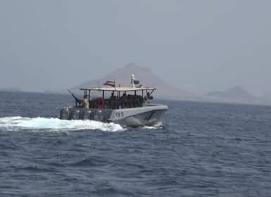 وحدات البحرية بسواحل المهرة تضبط زورق إيراني على متنه شحنة مخدرات وسلاح