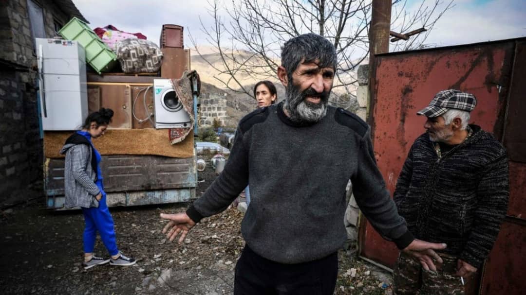 غضب في كاراباخ.. الأرمن يحرقون منازلهم قبل تسليمها لباكو