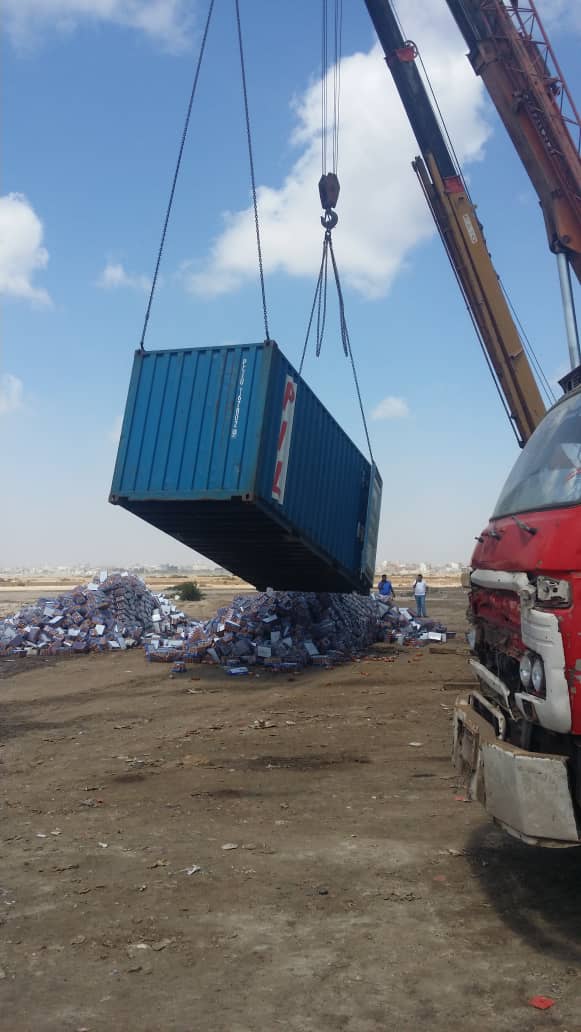 عدن : هيئة المواصفات والمقاييس تتلف منتجات مخالفة في ميناء الحاويات